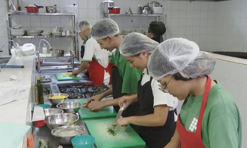 https://agenciabrasil.ebc.com.br/economia/noticia/2023-11/desemprego-cai-de-8-para-77-no-pais-no-terceiro-trimestre-do-ano#