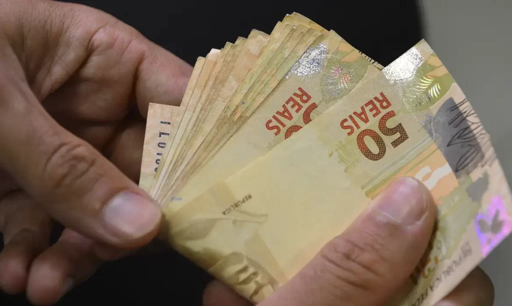 https://agenciabrasil.ebc.com.br/economia/noticia/2023-11/divida-publica-sobe-158-em-outubro-e-aproxima-se-de-r-62-tri#