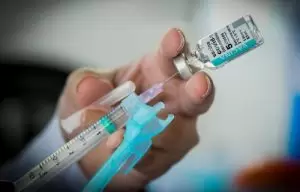A emergência para Covid-19 foi retirada, mas isso não é motivo para descuidar. Foram identificadas duas novas cepas da doença no Brasil — a JN.1 e a JG.3. A melhor forma de se proteger contra elas, segundo o Ministério da Saúde, ainda é se vacinando. O imunizante bivalente, disponível, oferecido pelo SUS e disponível nos postos de saúde, protege contra essas novas cepas. Segundo o infectologista Marcelo Daher, os sintomas dessas subvariantes são os mesmos da Covid-19 — febre, tosse, dores de cabeça e no corpo, ausência de olfato e paladar —, mas o grande problema é a forma como a doença se espalha a cada nova cepa. “Cada variante que surge favorece uma nova onda de doença. O que a gente observa é que os tivemos duas grandes ondas, em 2020 e 2021, e agora a gente passa a ter repiques de ondas, cada vez que surge uma nova subvariantes.” Quem tem mais de 60 anos, algum comprometimento imunológico ou já recebeu a última dose da vacina contra a Covid -19 há mais de 6 meses, deve reforçar a imunização. Mas quem não faz parte desse grupo, também precisa manter o esquema vacinal em dia para evitar sintomas graves da doença e até a morte.  Quais são as novas cepas? Inicialmente detectada em exames de pacientes do Ceará, a variante JN.1 se espalhou e já representa 3,2% dos casos de Covid-19 no mundo.  A JG.3, que também foi encontrada no estado nordestino, é monitorada em São Paulo, Rio de Janeiro e Goiás nos últimos meses. Segundo a Organização Mundial da Saúde (OMS), as duas subvariantes já foram encontradas em 47 países. O Ceará recebeu, desde o mês passado, um reforço de 900 tratamentos antivirais para casos leves de Covid-19. O tratamento é ministrado em maiores de 65 anos e imunossuprimidos. O Ministério da Saúde também enviou ao estado cerca de 35 mil reações para diagnóstico molecular do vírus e 30 mil testes rápidos de antígeno.  Vacinômetro De acordo com o painel que mostra a cobertura vacinal no Brasil, até hoje já foram aplicadas 30.788.008 doses da vacina bivalente, o que corresponde a 17,26% da população apta a receber as doses.  A aposentada Ângela Cuculo, de 70 anos, já tinha tomado três doses da vacina quando pegou Covid-19, em 2022. “Foi a forma mais branda da doença, quase não tive sintomas e só descobri porque fiz o exame.” Ela acredita que o imunizante é a única forma eficaz de combater a doença. “É muito importante a vacina principalmente para crianças e idosos que já têm a saúde vulnerável, eu acredito totalmente na vacina e acho que todo mundo tem que se vacinar.”  O infectologista explica que a vacina bivalente oferecida pelo SUS protege, de fato, contra a novas cepas, mas já existem outros imunizantes fora do Brasil que são mais modernos e ainda mais eficazes contra o vírus. “A vacina atual que está sendo utilizada nos Estados Unidos tem uma proteção maior do que a vacina bivalente que nós temos no Brasil. O que precisamos cobrar do Ministério não é para não vacinar, mas é para que tenhamos vacinas atuais oferecidas para a população.”    Fonte: Brasil 61 - https://brasil61.com/n/covid-19-ministerio-da-saude-alerta-sobre-novas-variantes-bras2310370
