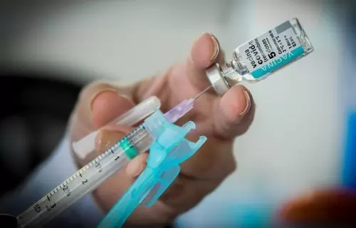 A emergência para Covid-19 foi retirada, mas isso não é motivo para descuidar. Foram identificadas duas novas cepas da doença no Brasil — a JN.1 e a JG.3. A melhor forma de se proteger contra elas, segundo o Ministério da Saúde, ainda é se vacinando. O imunizante bivalente, disponível, oferecido pelo SUS e disponível nos postos de saúde, protege contra essas novas cepas. Segundo o infectologista Marcelo Daher, os sintomas dessas subvariantes são os mesmos da Covid-19 — febre, tosse, dores de cabeça e no corpo, ausência de olfato e paladar —, mas o grande problema é a forma como a doença se espalha a cada nova cepa. “Cada variante que surge favorece uma nova onda de doença. O que a gente observa é que os tivemos duas grandes ondas, em 2020 e 2021, e agora a gente passa a ter repiques de ondas, cada vez que surge uma nova subvariantes.” Quem tem mais de 60 anos, algum comprometimento imunológico ou já recebeu a última dose da vacina contra a Covid -19 há mais de 6 meses, deve reforçar a imunização. Mas quem não faz parte desse grupo, também precisa manter o esquema vacinal em dia para evitar sintomas graves da doença e até a morte.  Quais são as novas cepas? Inicialmente detectada em exames de pacientes do Ceará, a variante JN.1 se espalhou e já representa 3,2% dos casos de Covid-19 no mundo.  A JG.3, que também foi encontrada no estado nordestino, é monitorada em São Paulo, Rio de Janeiro e Goiás nos últimos meses. Segundo a Organização Mundial da Saúde (OMS), as duas subvariantes já foram encontradas em 47 países. O Ceará recebeu, desde o mês passado, um reforço de 900 tratamentos antivirais para casos leves de Covid-19. O tratamento é ministrado em maiores de 65 anos e imunossuprimidos. O Ministério da Saúde também enviou ao estado cerca de 35 mil reações para diagnóstico molecular do vírus e 30 mil testes rápidos de antígeno.  Vacinômetro De acordo com o painel que mostra a cobertura vacinal no Brasil, até hoje já foram aplicadas 30.788.008 doses da vacina bivalente, o que corresponde a 17,26% da população apta a receber as doses.  A aposentada Ângela Cuculo, de 70 anos, já tinha tomado três doses da vacina quando pegou Covid-19, em 2022. “Foi a forma mais branda da doença, quase não tive sintomas e só descobri porque fiz o exame.” Ela acredita que o imunizante é a única forma eficaz de combater a doença. “É muito importante a vacina principalmente para crianças e idosos que já têm a saúde vulnerável, eu acredito totalmente na vacina e acho que todo mundo tem que se vacinar.”  O infectologista explica que a vacina bivalente oferecida pelo SUS protege, de fato, contra a novas cepas, mas já existem outros imunizantes fora do Brasil que são mais modernos e ainda mais eficazes contra o vírus. “A vacina atual que está sendo utilizada nos Estados Unidos tem uma proteção maior do que a vacina bivalente que nós temos no Brasil. O que precisamos cobrar do Ministério não é para não vacinar, mas é para que tenhamos vacinas atuais oferecidas para a população.”    Fonte: Brasil 61 - https://brasil61.com/n/covid-19-ministerio-da-saude-alerta-sobre-novas-variantes-bras2310370